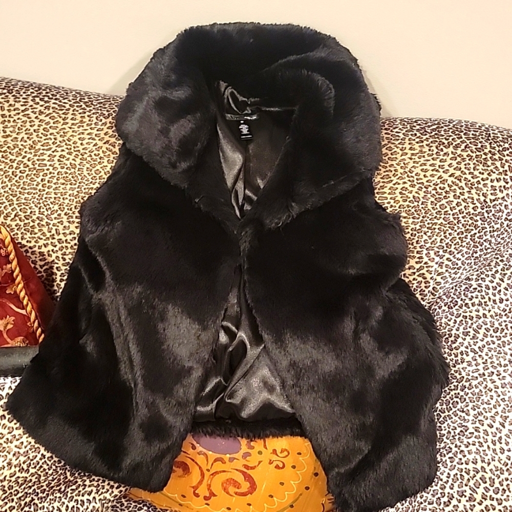 Faux fur vest by Aqua in xs in avery good condition